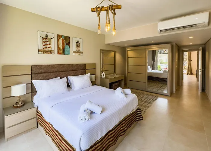 Staggering & Soothing 2 Bdr W Pool View Free Pool & Access Appartement *